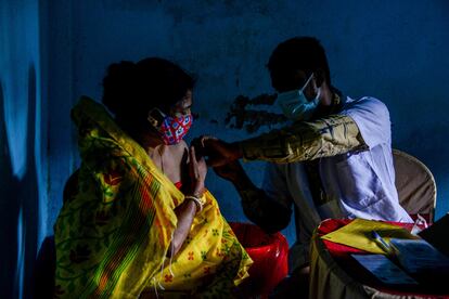 Una mujer recibe la vacuna Covishield contra la covid-19 en Siliguri, India, el 24 de agosto de 2021.