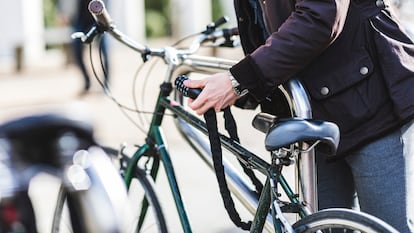 Gracias a su longitud puedes asegurar incluso varias bicicletas al mismo tiempo. GETTY IMAGES.