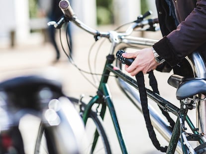 Gracias a su longitud puedes asegurar incluso varias bicicletas al mismo tiempo. GETTY IMAGES.