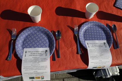 Una mesa delante del Ministerio de Agricultura, en Madrid, con unos menús que recogen las reivindicaciones de agricultores y ganaderos.