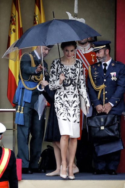 Es el desfile número 13 de la reina Letizia, para el que también se ha vestido con un diseño de Varela.