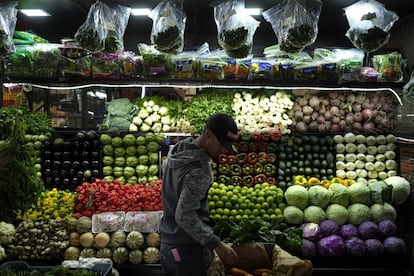 Un vendedor en un mercado de Caracas.