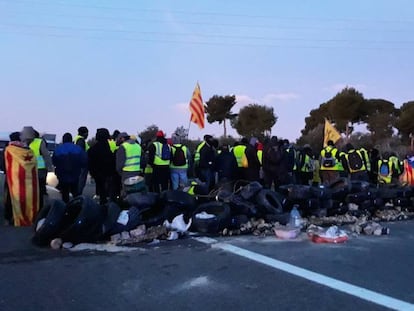 Los CDR durante el corte de la AP-7 en L'Ampolla (Tarragona).