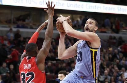 Marc Gasol, ante Dunn en el Chicago-Memphis.