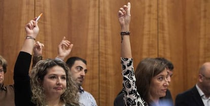 Pepa Ferrando, candidata a la alcald&iacute;a por el PP en la moci&oacute;n de censura, y M&oacute;nica Lorente, exalcaldesa, durante el pleno del pasado viernes.