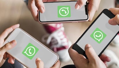 Varios smartphones con WhatsApp