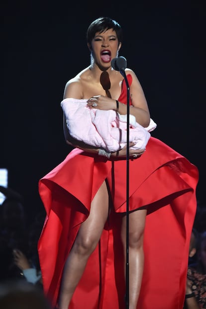 Desde entonces, es una experta en amenizar tanto la alfombra roja, como el propio espectáculo. Cuando salió al escenario de los MTV Video Music Awards de 2018 emulando que amamantaba a un premio, lo hizo vestida de Azzi & Osta.