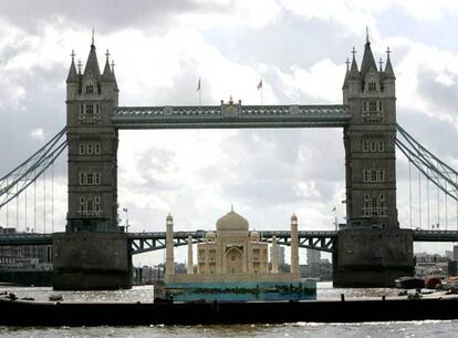 Una miniatura del Taj Mahal navega por el ro Tmesis de Londres para promocionar a la India