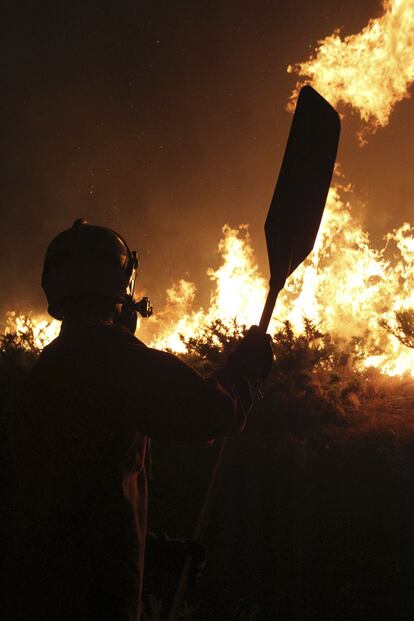 Un miembro de una brigada de lucha contra incendios trabaja en los alrededores de Fornelos de Montes.