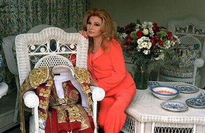 La cantante posa con un traje de luces, durante una entrevista para EL PAÍS en 2001.