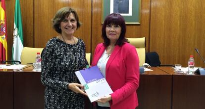 La presidenta del CAA, Emelina Fernández Soriano, y la presidenta de la Comisión de Presidencia del Parlamento Andaluz, Micaela Navarro.