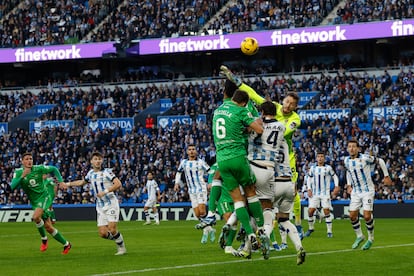 Germán Pezzella disputa un balón ante Robin Le Normand y Álex Remiro.