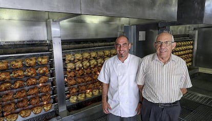 Pere Pi i el seu fill Narcís, amb alguns dels pollastres que rosteixen diàriament.