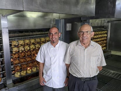 Pere Pi y su hijo Narc&iacute;s, junto a algunos de los pollos que asan a diario junto a la carretera de Pals.