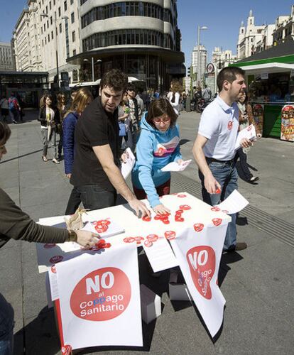 Varios miembros del PSM reparten propaganda contra el copago en el centro de Madrid.