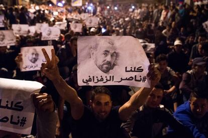 Manifestantes alzan imágenes de Nasser Zafzafi, líder en las protestas de la región del Rif, en la ciudad de al-Hoceima, el 29 de mayo de 2017. 