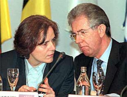 La vicepresidenta de la Comisión, Loyola de Palacio, conversa con Mario Monti.