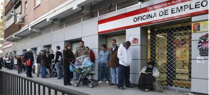 Parados hacen cola ante una oficina de empleo en Madrid.