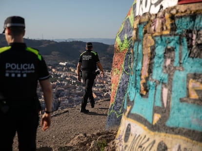 Dos agentes de la Guardia Urbana en una imagen de archivo