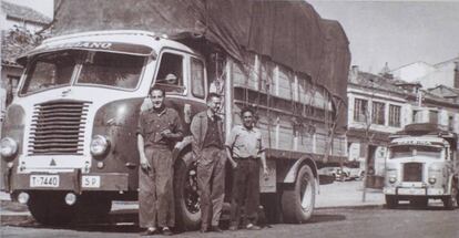 Josep Maria Espinàs, al centre, el 1958, amb el camió i els camioners amb qui viatjà a Valladolid per la novel·la.