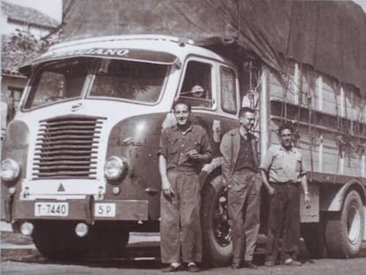 Josep Maria Espinàs, al centre, el 1958, amb el camió i els camioners amb qui viatjà a Valladolid per la novel·la.