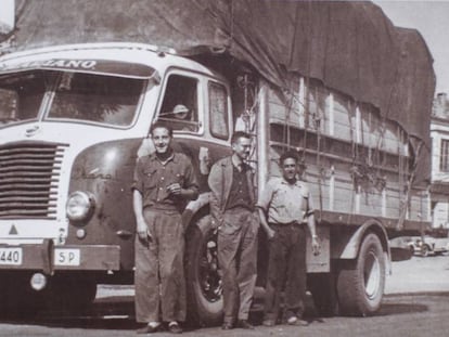 Josep Maria Espinàs, al centre, el 1958, amb el camió i els camioners amb qui viatjà a Valladolid per la novel·la.