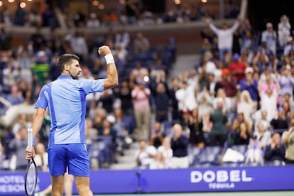 Djokovic celebra un punto durante el partido contra Djere en la Arthur Ashe de Nueva York.