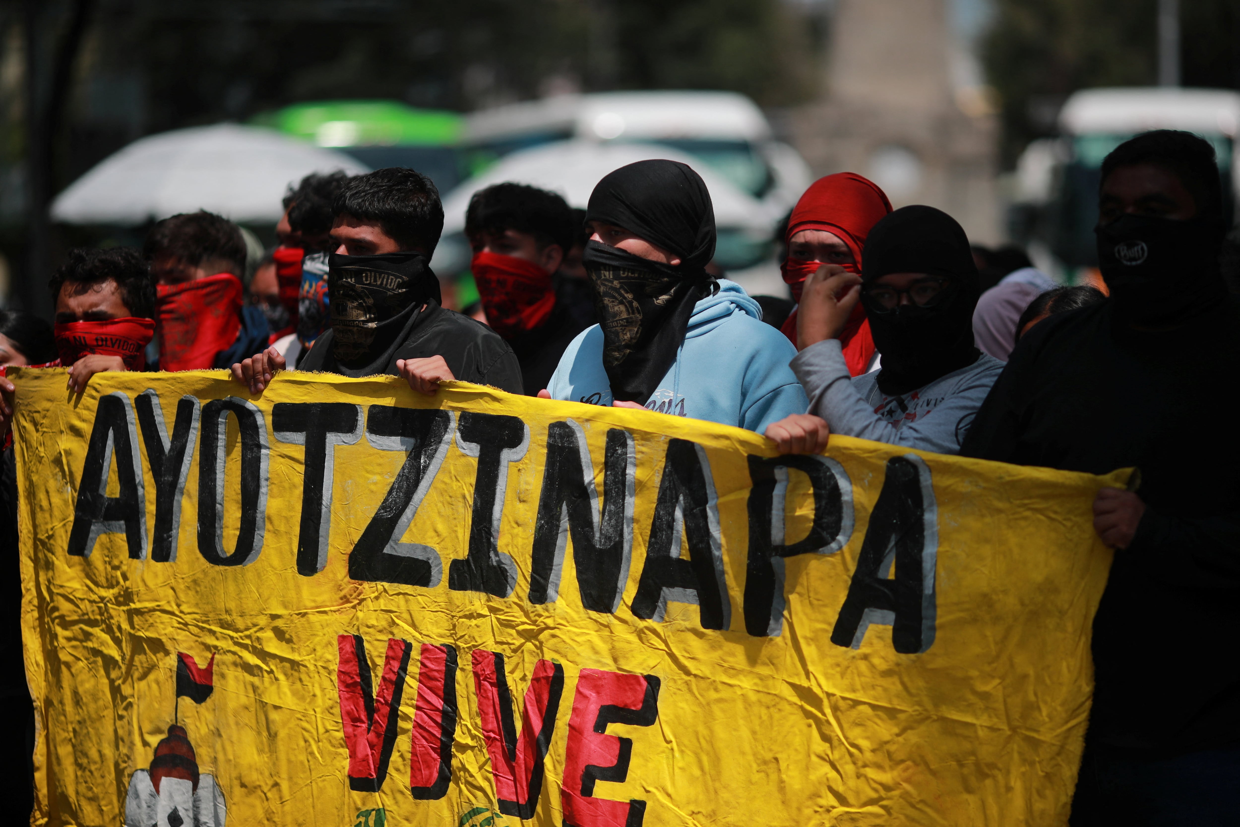 El décimo aniversario de Ayotzinapa fija el presente violento de México 