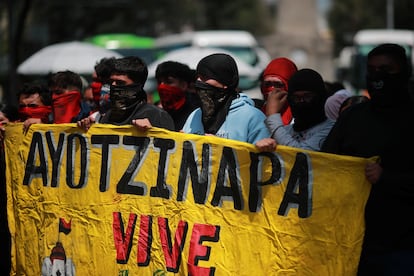 Familiares de los estudiantes de la Escuela Normal Rural de Ayotzinapa realizan una protesta en Ciudad de México, el 23 de septiembre de 2024.