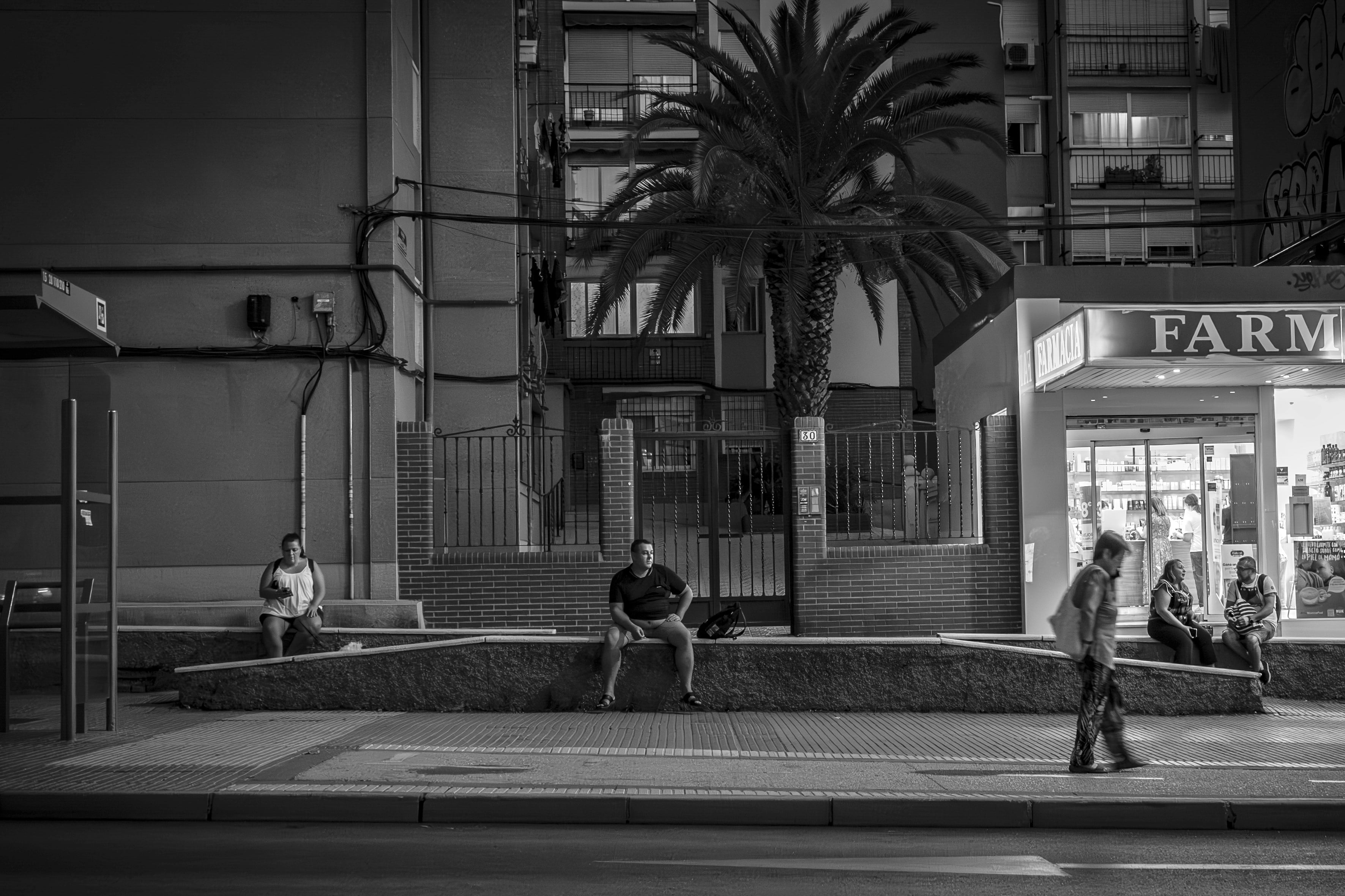 Transeúntes en las calles de Madrid.