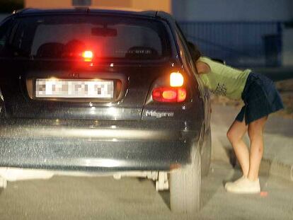 Una prostituta habla con el conductor de un turismo en la colonia Marconi, en Villaverde.