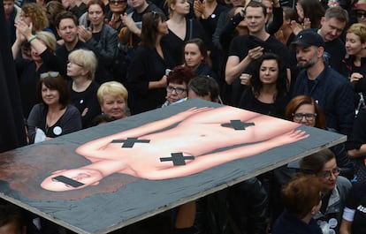 Mujeres vestidas de luto en la protesta polaca del pasado mes de octubre contra la reforma de la ley del aborto en Polonia.