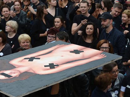 Mujeres vestidas de luto en una protesta en Polonia el año pasado contra la reforma de la ley del aborto.