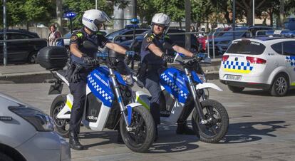 Dos agentes de la Guardia Urbana de Barcelona, con motos eléctricas. 