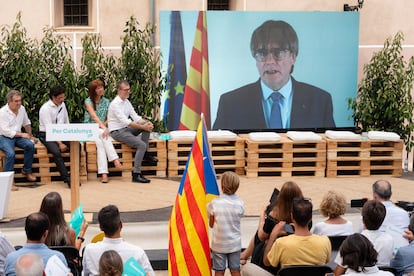 Carles Puigdemont, durante una intervención por videoconferencia en un mitin de Junts.