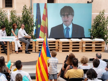 Carles Puigdemont, durante una intervención por videoconferencia en un mitin de Junts.