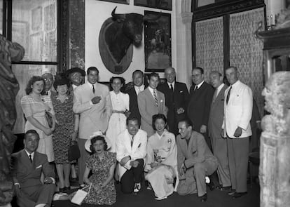 Almuerzo en la embajada de Japón ofrecido por el embajador Yakichiro Suma (sexto desde la izquierda de los que están de pie) a los toreros Manuel y Pepín Martín Vázquez.