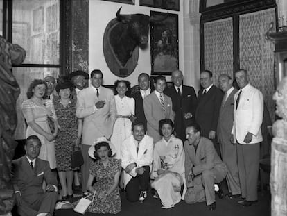 Almuerzo en la embajada de Japón ofrecido por el embajador Yakichiro Suma (sexto desde la izquierda de los que están de pie) a los toreros Manuel y Pepín Martín Vázquez.