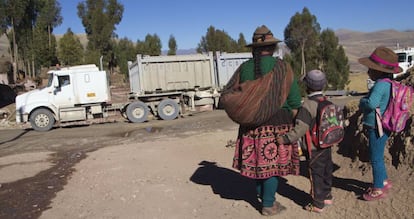 El paso de camiones transportando minerales desde la mina Las Bambas ha soliviantado a la población campesina del distrito peruano de Cotabambas.