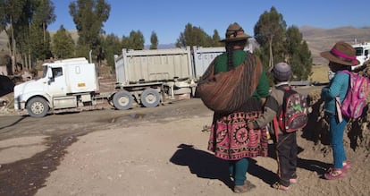 El paso de camiones transportando minerales desde la mina Las Bambas ha soliviantado a la población campesina del distrito peruano de Cotabambas.