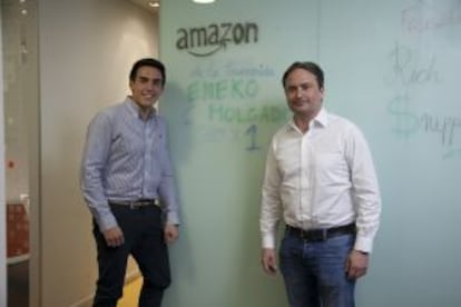 El estudiante Eneko Holgado junto a François Nuyts, director general de Amazon en España