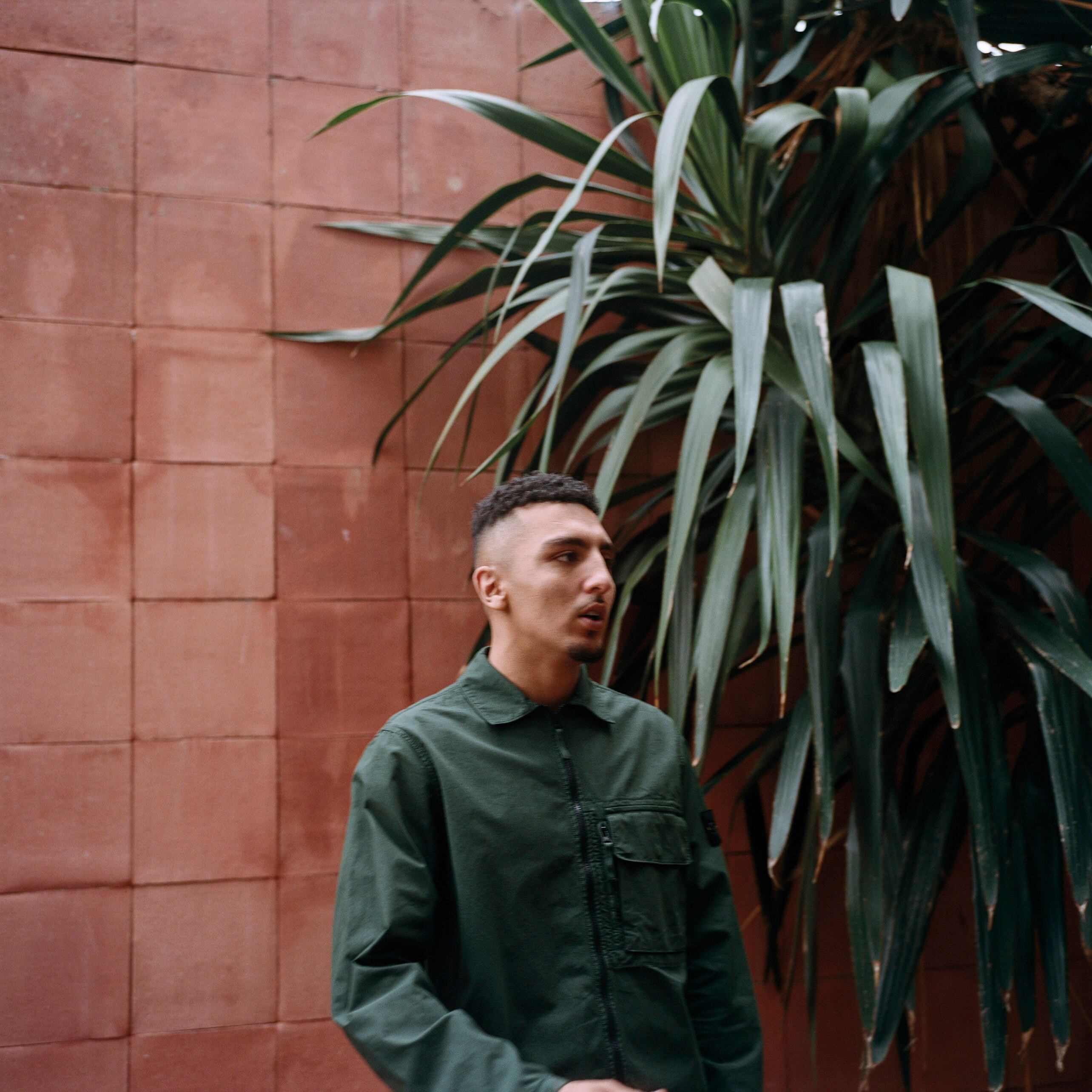 Morad viste cazadora Stone Island.