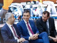 El presidente del gobierno, Pedro Sánchez, entre el presidente de Aena, Maurici Lucena, y el ministro de Transportes, Oscar Puente.