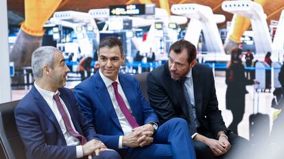 El presidente del Gobierno, Pedro Sánchez, entre el presidente de Aena, Maurici Lucena, y el ministro de Transportes, Oscar Puente en la feria del turismo FITUR celebrada la semana pasada en Madrid.