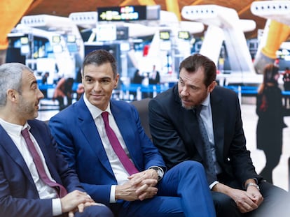 El presidente del Gobierno, Pedro Sánchez, entre el presidente de Aena, Maurici Lucena, y el ministro de Transportes, Oscar Puente en la feria del turismo FITUR celebrada la semana pasada en Madrid.