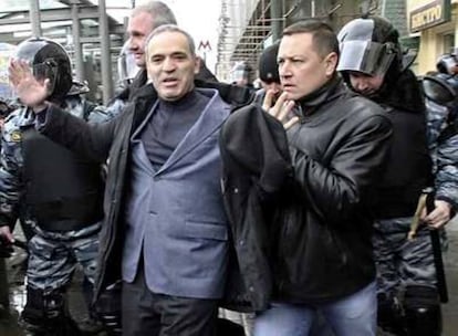Agentes antidisturbios detienen al ajedrecista Gari Kaspárov durante una protesta en Moscú en 2007