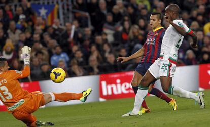 El delantero chileno del Barcelona Alexis consigue el tercer gol 