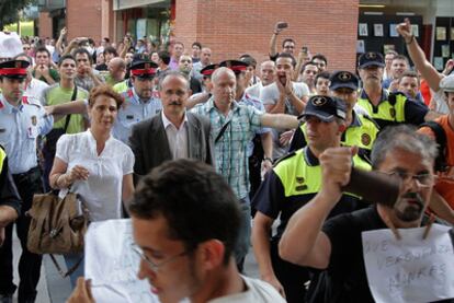 El alcalde de Mollet, Josep Monràs, abandona el Ayuntamiento escoltado por la policía tras el pleno de ayer.