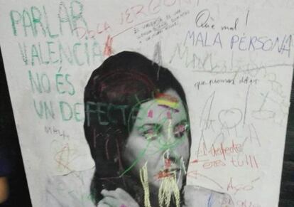 Imagen de la consejera de Educaci&oacute;n, Mar&iacute;a Jos&eacute; Catal&agrave;, llena de pintadas y lemas contra su gesti&oacute;n.