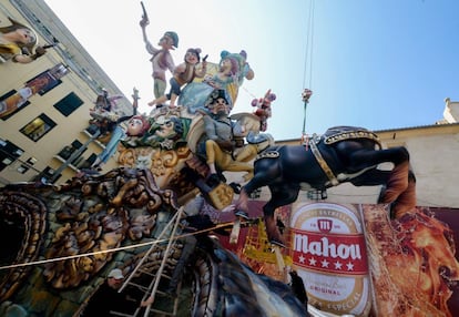 Los artistas falleros ultiman los detalles de sus monumentos. En la imagen, miembros de la falla 'Plaza del Pilar' colocan un caballo.